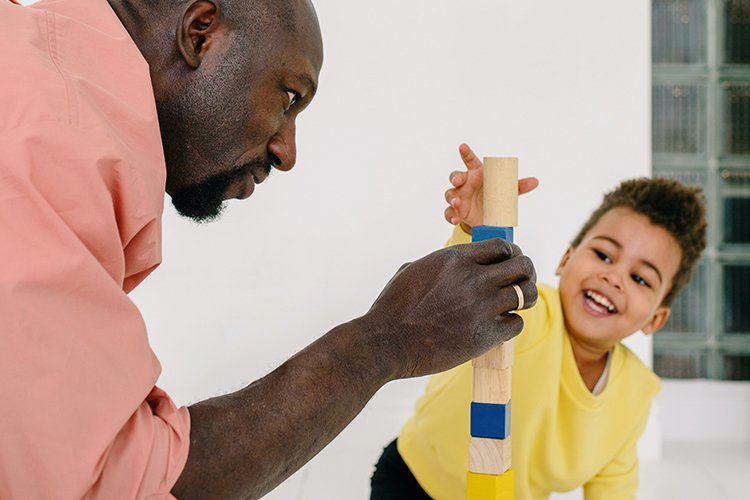 Padre e hijo juegan tras una sesión de terapia visual.