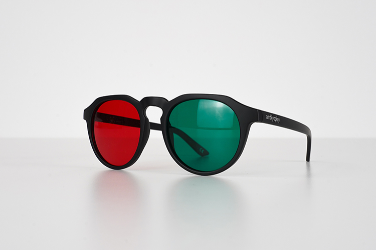 Gafas de terapia visual para juegos AmblyoPlay con filtros rojo y verde.