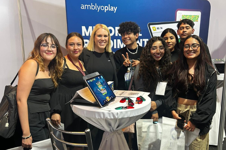 Un grupo de amigos posando para una foto.
