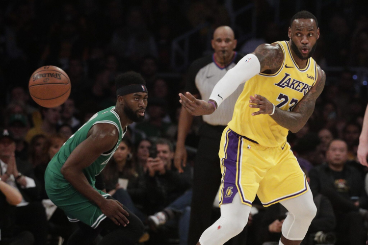 LeBron James detectando a un tirador desmarcado con la visión periférica y pasándole el balón.