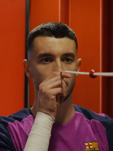 El portero del FC Barcelona, Joan García, realizando terapia visual: entrenamiento de convergencia antes del partido.