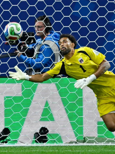 Vozinha reaccionando rápidamente y realizando una atajada durante la Copa Mundial de la FIFA 2026.